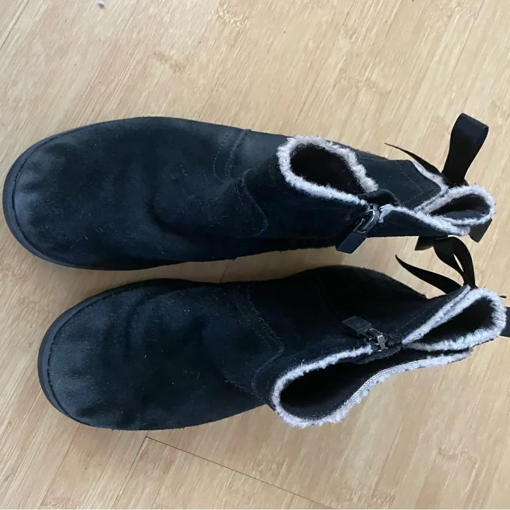 𝅺ugg Sz4 Cecile back bow side zip bootie